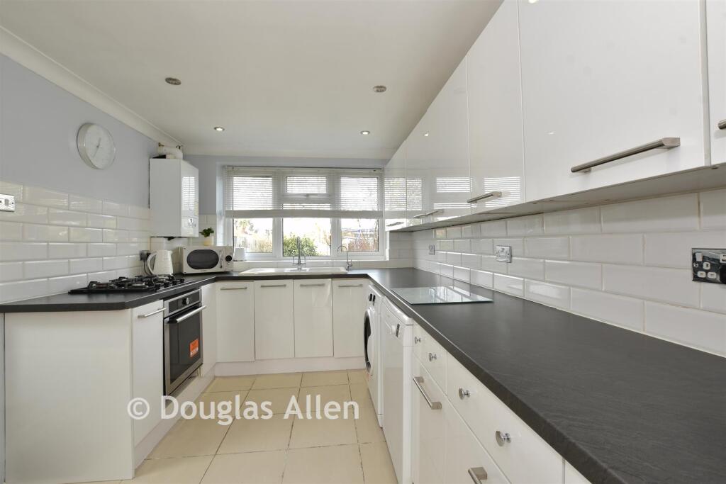 Clare Avenue, Wickford, Essex photo 3