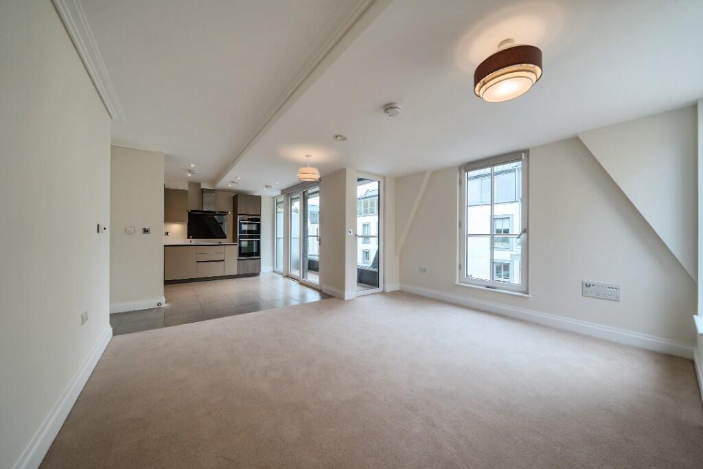 38 Pembroke Court, Marshall Walk, TW20 0LL photo 4