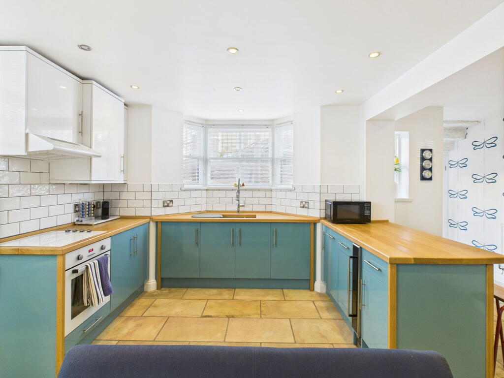 Crescent Place, Whitby, YO21 3HE photo 3