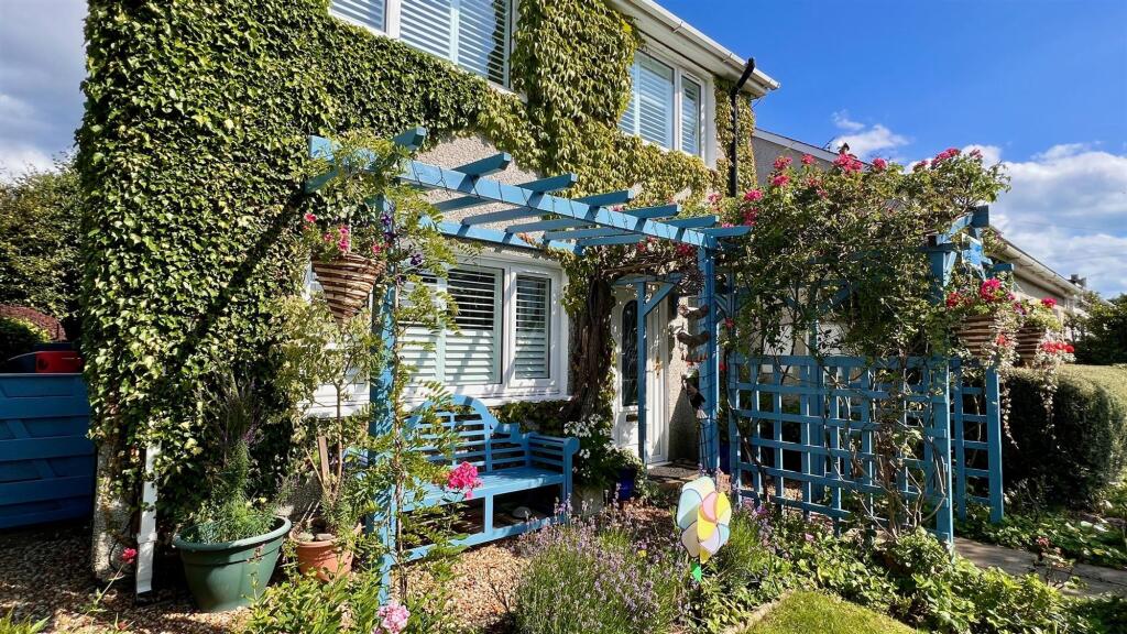 Main image of property: Harlech, LL46