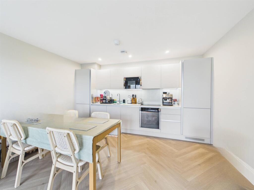 Apartment in Croydon - View 4