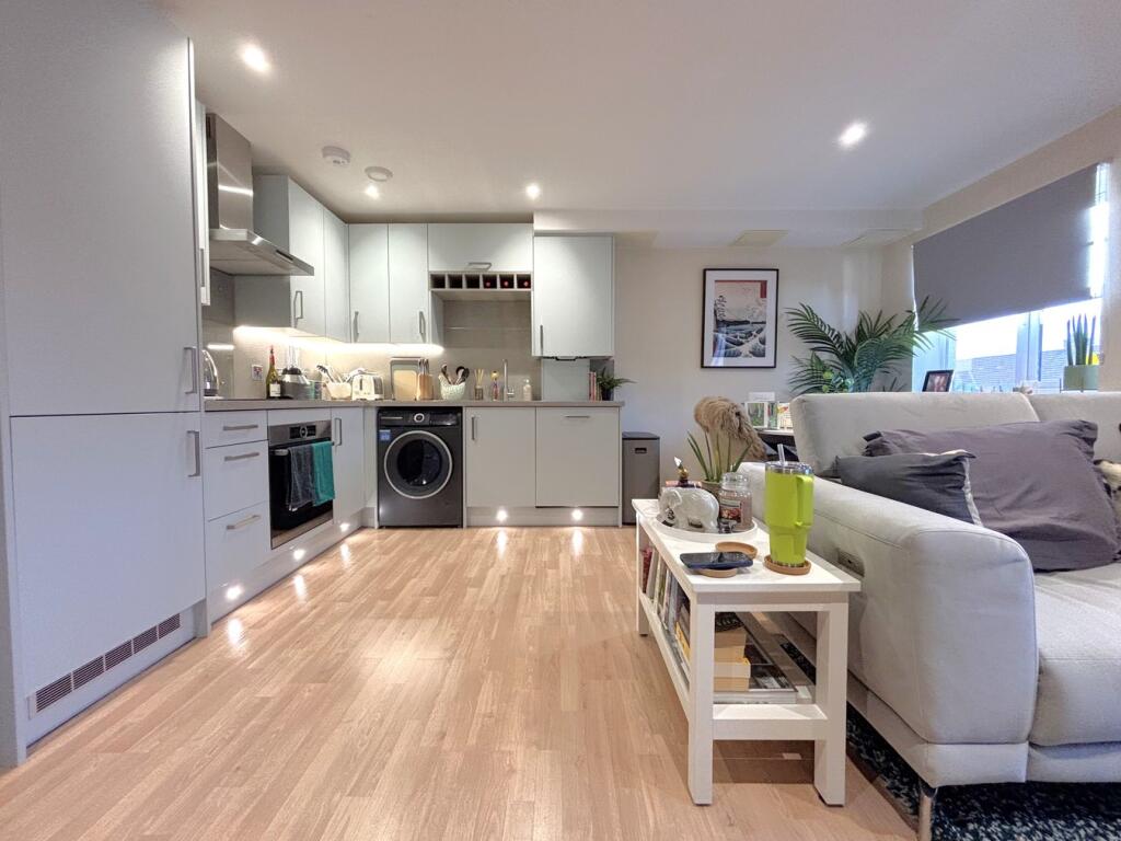 Apartment in Letchworth Garden City, Phoenix Park Estate, Jubilee Industrial Centre - View 5