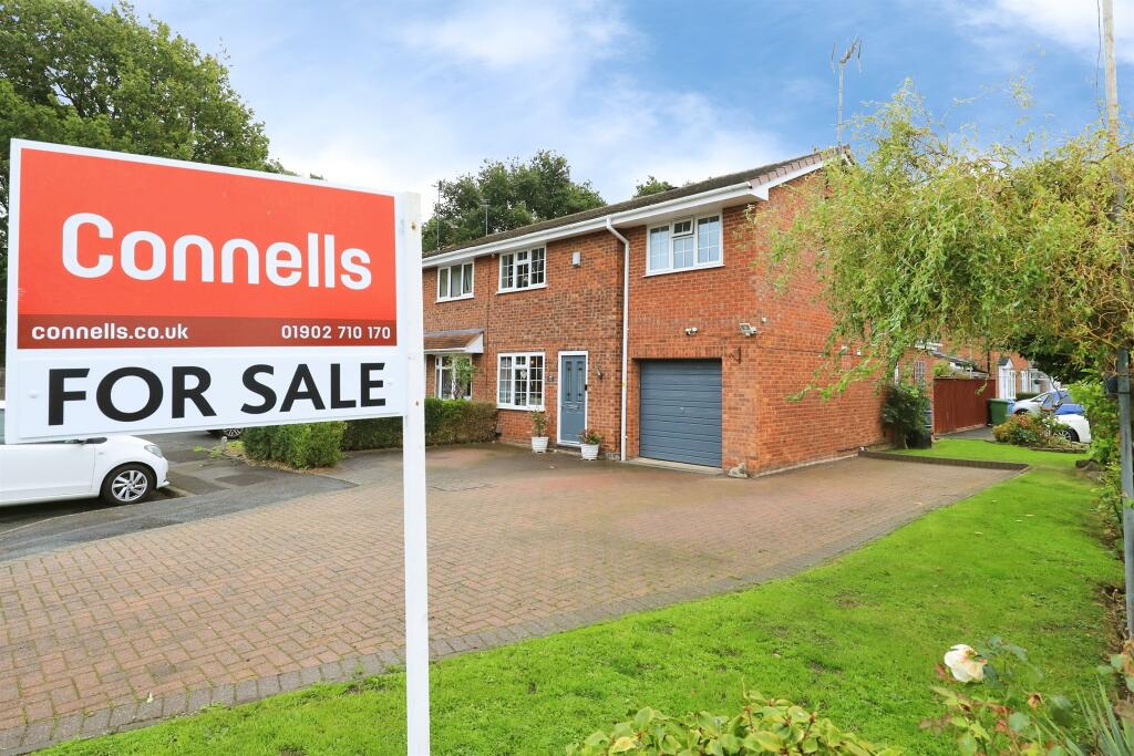 3-bed semi-detached on Mere Oak Road, Perton, Wolverhampton, £310,000