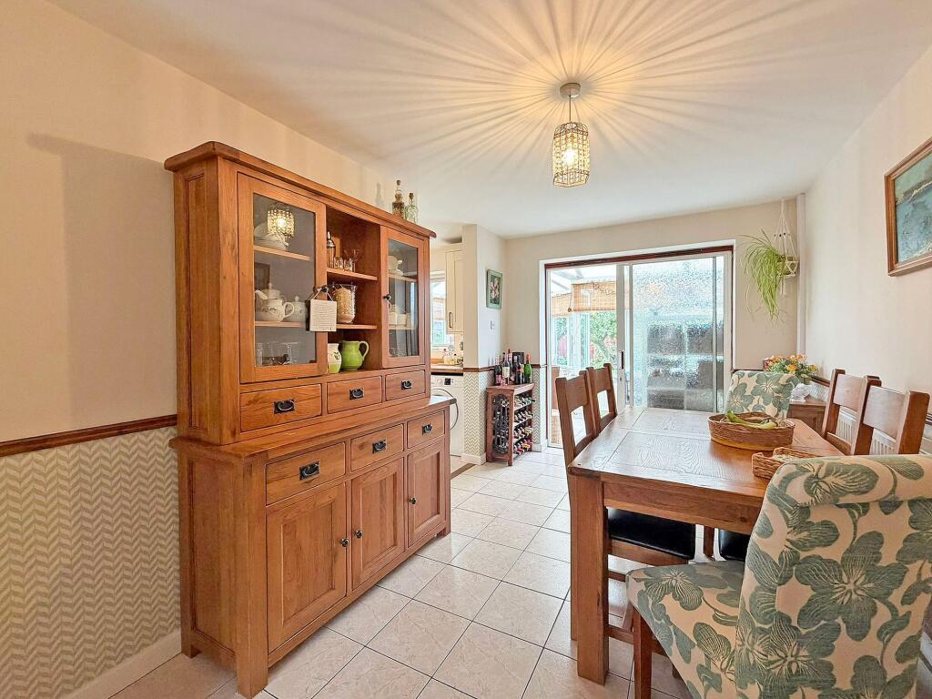 House in Wolverhampton, Aldersley, Tettenhall - More