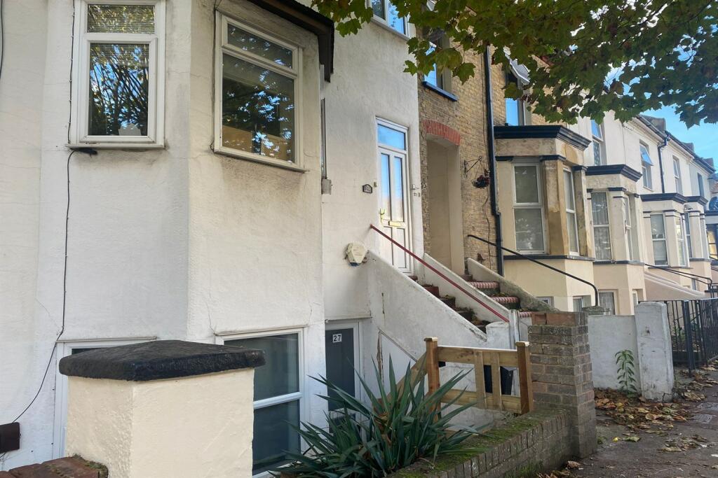 1-bed flat on Hartington Road, Southend on Sea, £117,000