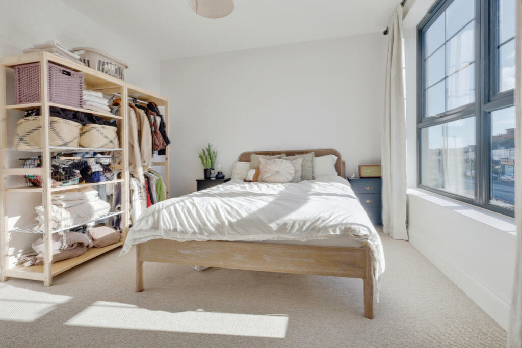 Apartment in Southend-on-Sea - View 5