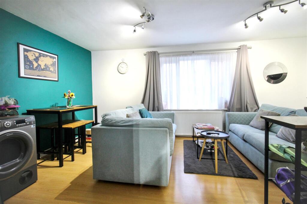 2, Manor Close photo 3