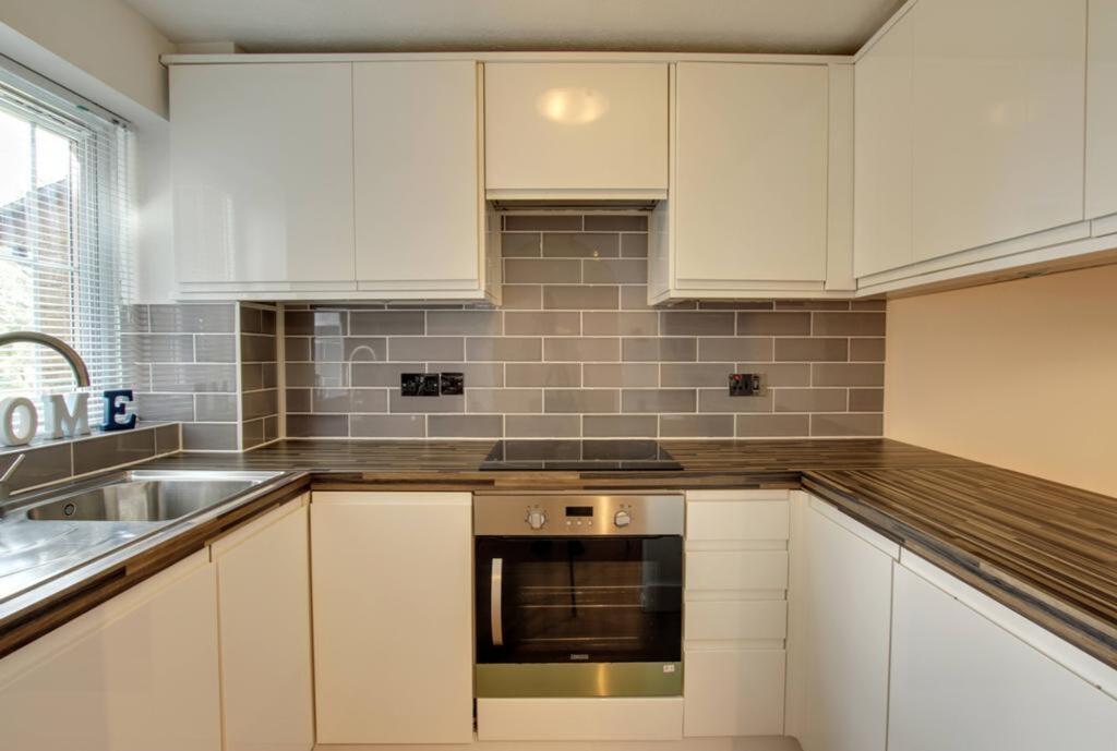 Apartment in Redhill - More