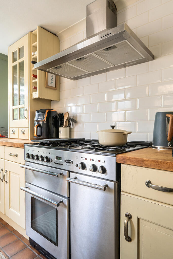 House in Dacorum, Apsley - More