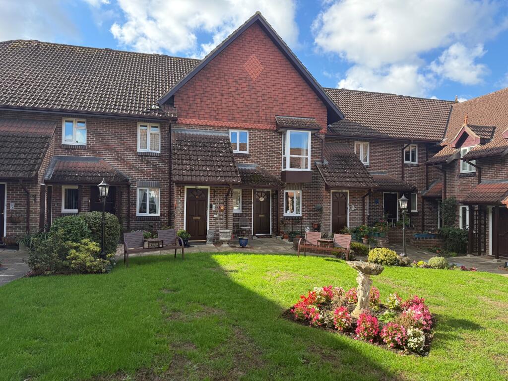 2-bed flat on West End, Southampton, £149,950