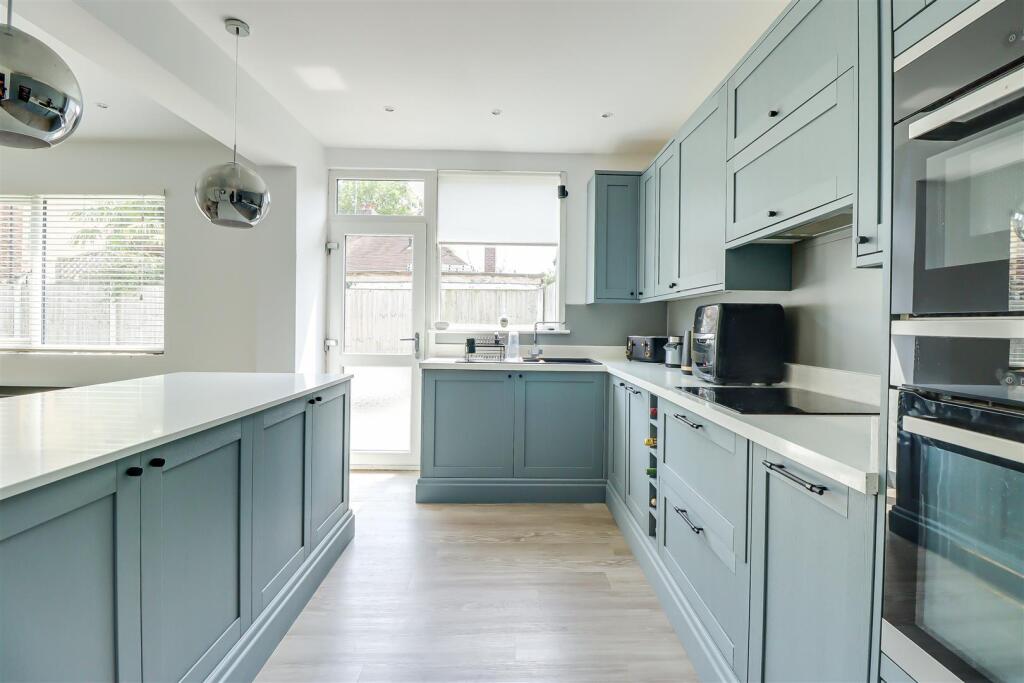 House in Southend-on-Sea - More