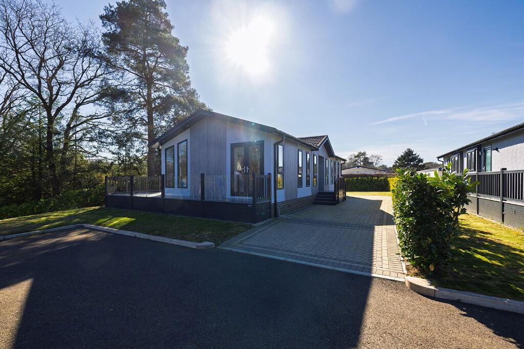 Warren Park, Portsmouth Road, GU8 photo 4