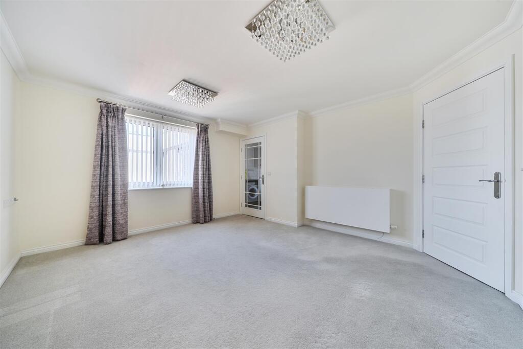 Oscar Lodge, Aylesbury, Buckinghamshire photo 3