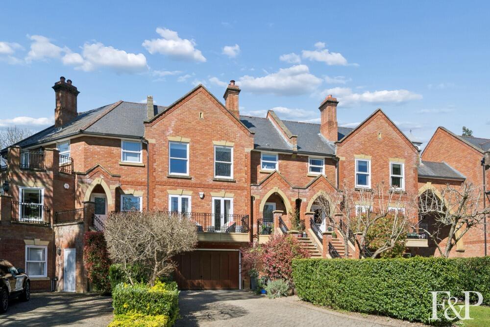 3 bedroom town house for sale in Amersham Road, Chalfont St. Giles