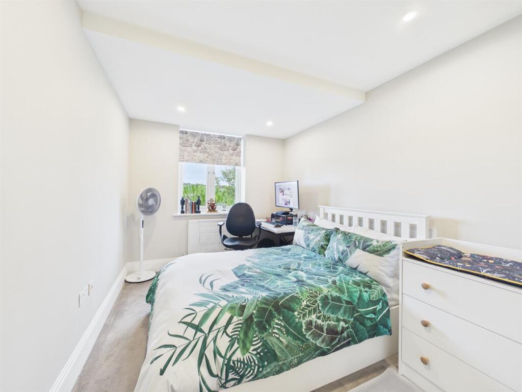 Apartment in Croydon - More