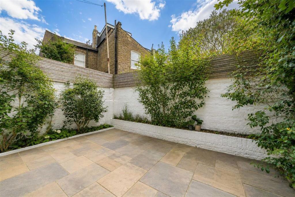 Apartment in London - More