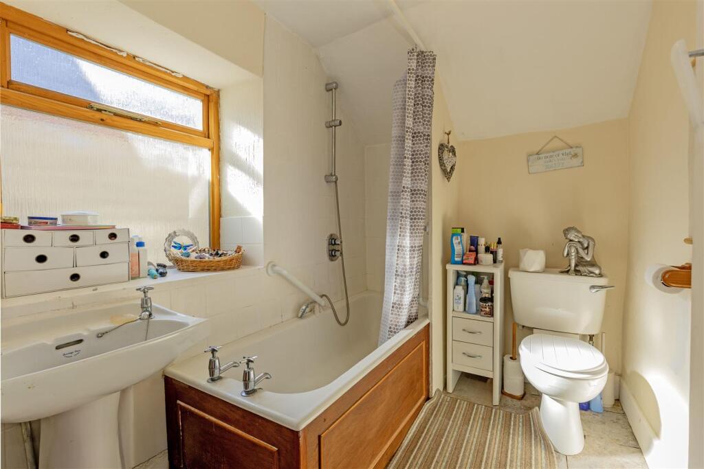 House in Derbyshire Dales, Tideswell - More