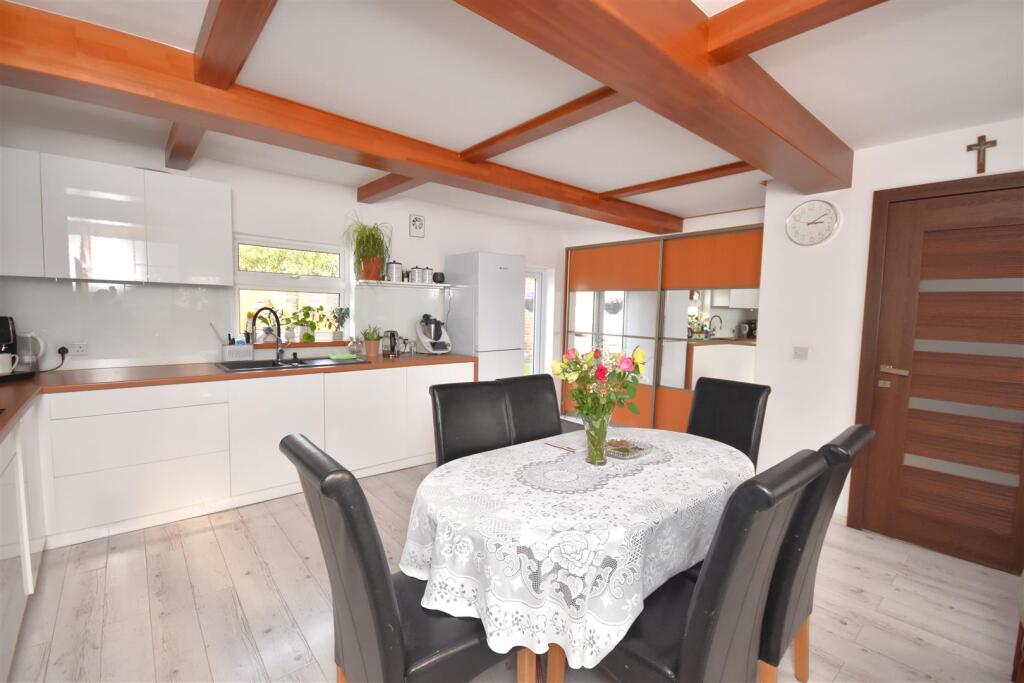House in Neston, Little Neston - More