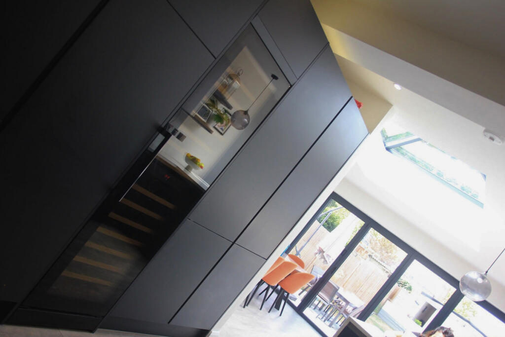 House in London, Stonecot, Rosehill - More