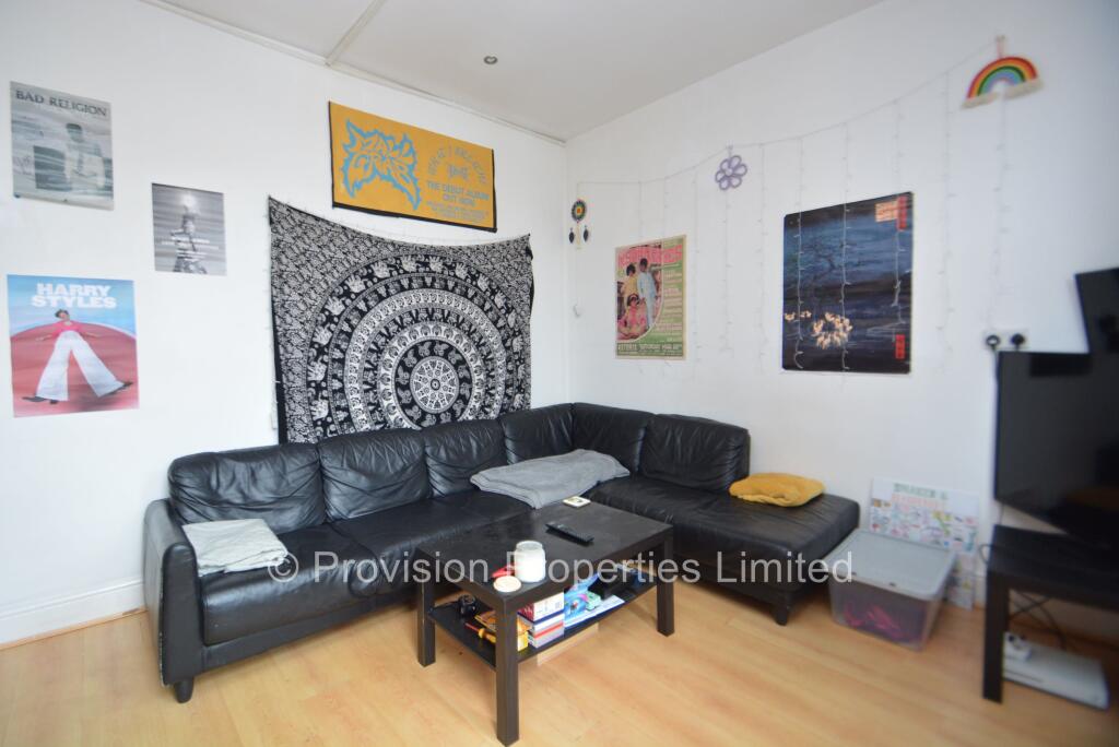 6 bedroom detached house for rent