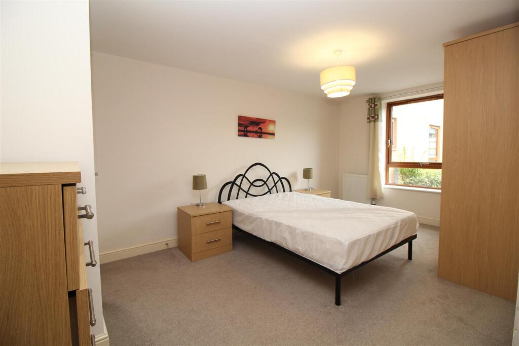 Apartment in Crawley, West Sussex - View 5
