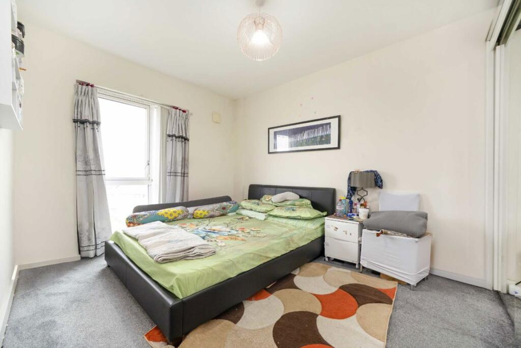 Apartment in Ilford - More