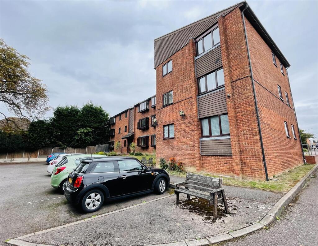 2-bed flat on Pingle Court, Attleborough, £89,950