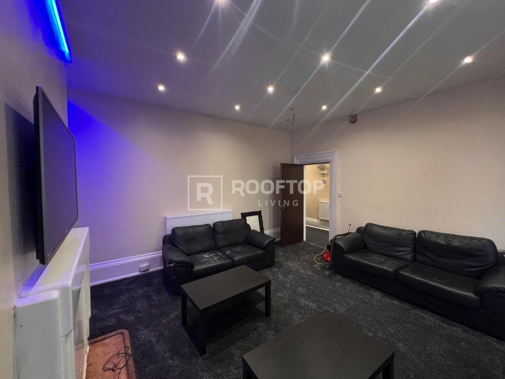 House in Leeds, West Yorkshire - View 2