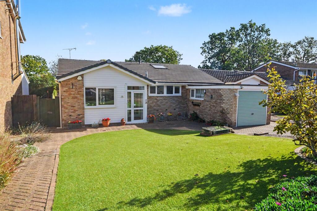 Main image of property: Copse Avenue, Farnham, GU9