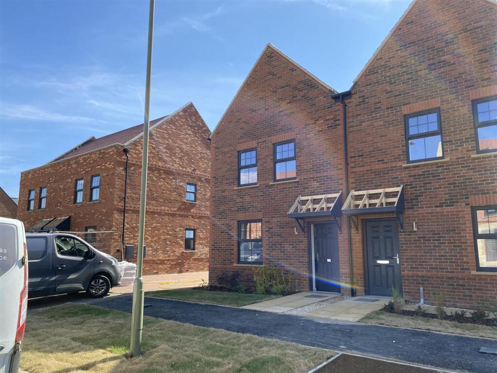 2-bed semi-detached on Beckett Drive, Radley., £154,000