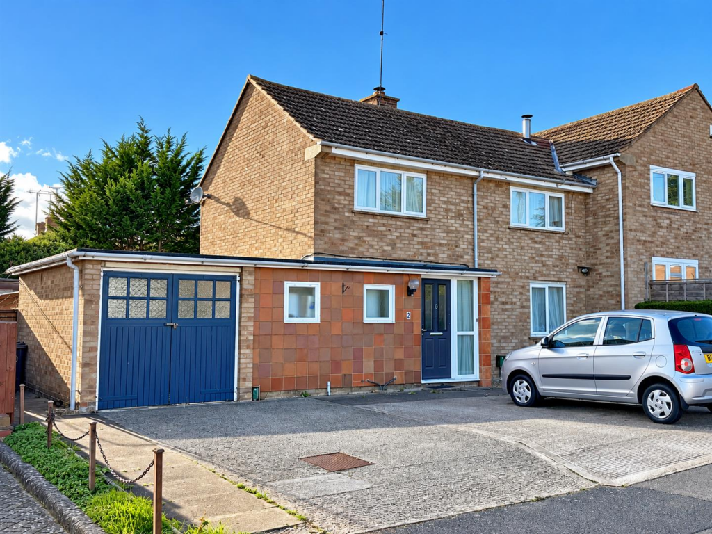 3-bed semi-detached on Sadlers Avenue, Shipston-On-Stour, £295,000