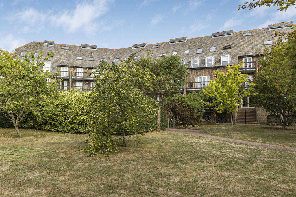 Studio flat on Shirelake Close, Oxford, OX1, £245,000