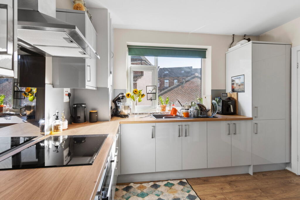 Apartment in Leeds, Headingley Hill, Headingley - View 2