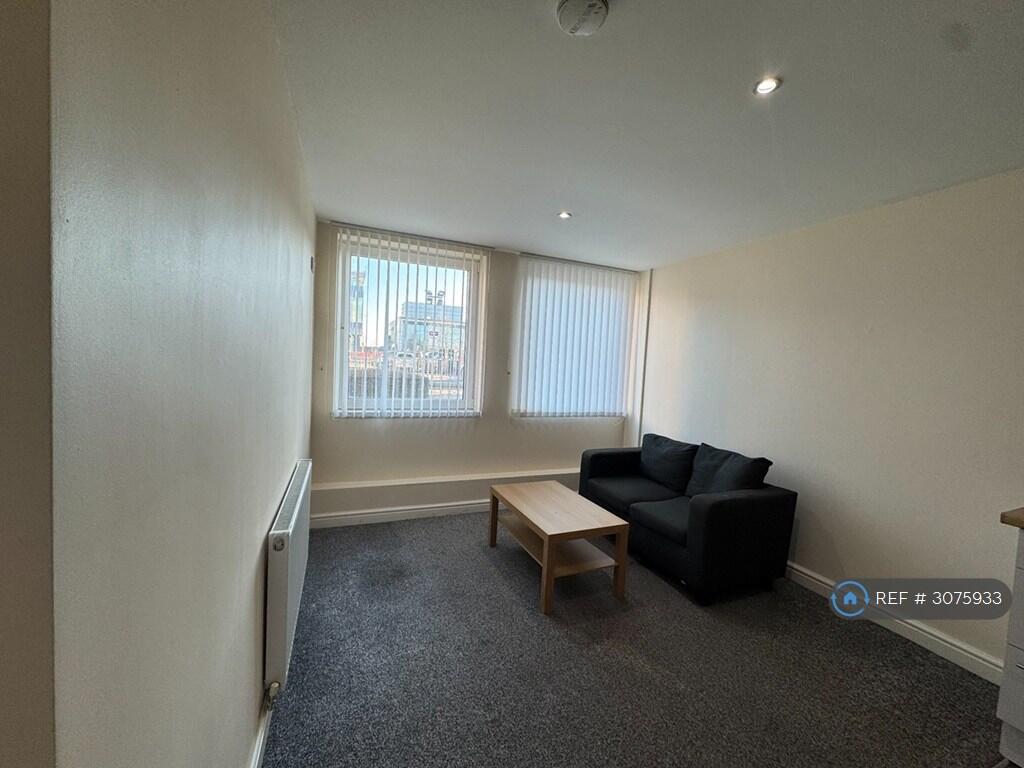 Apartment in Doncaster, City Centre, Hyde Park - View 5
