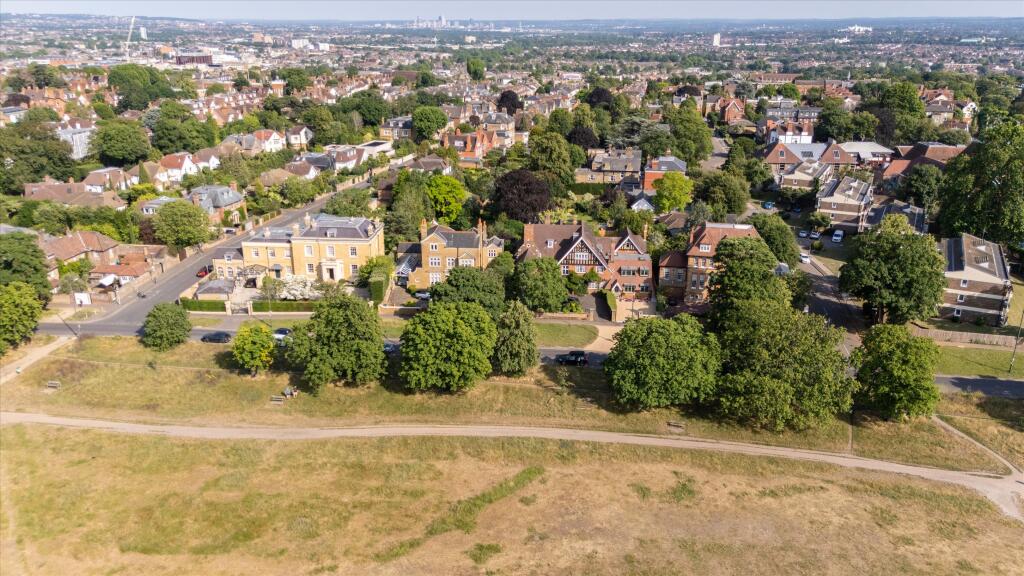 House in London, Cottenham Park, Raynes Park - More