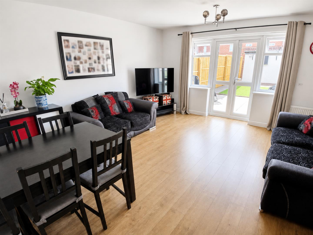 House in Nuneaton and Bedworth, Warwickshire - View 5