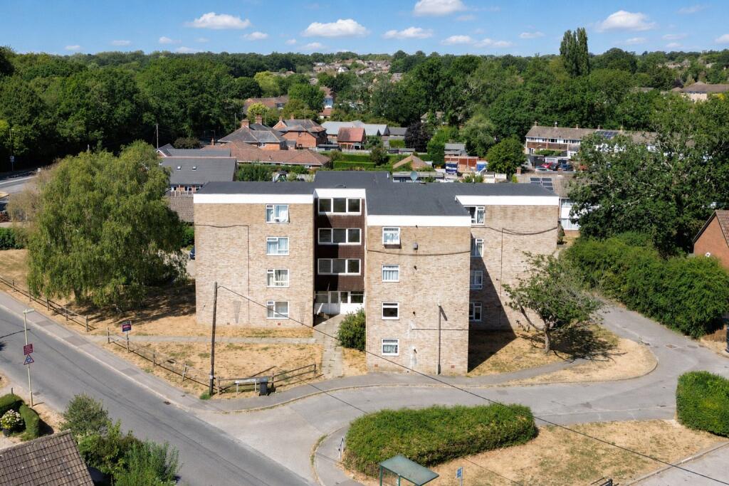 2-bed flat on Tunworth Court, Tadley, Hampshire, RG26, £167,500