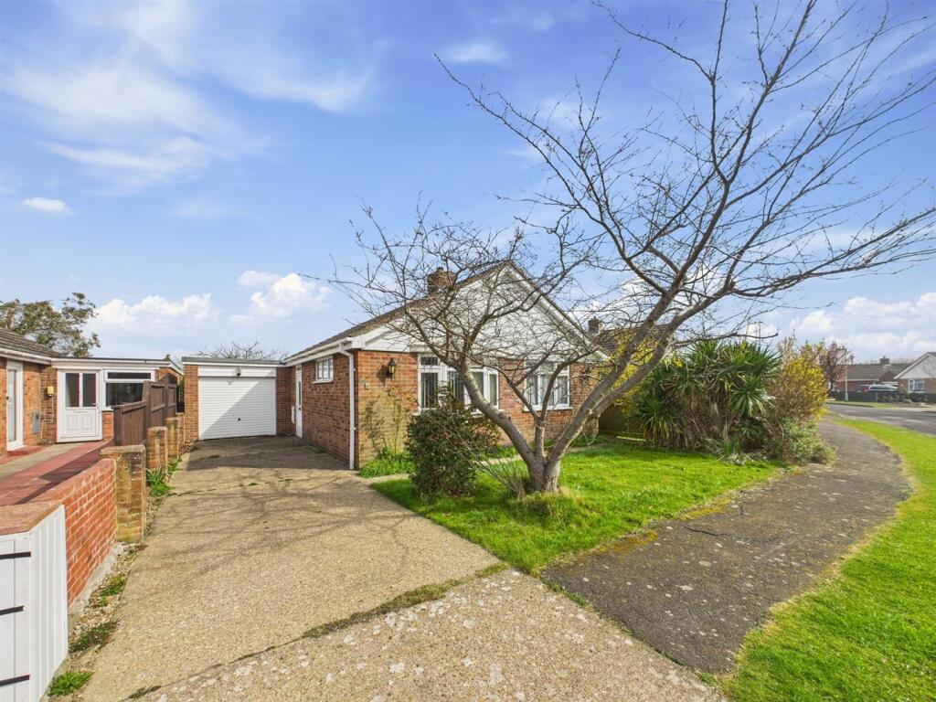 3-bed bungalow on Lansdowne Drive, Sutton-On-Sea, £230,000