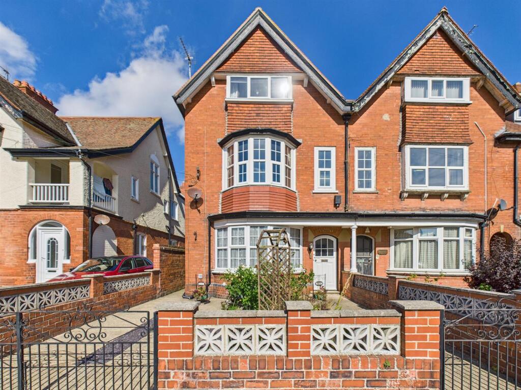 5-bed terraced on Sands Lane, Bridlington, £345,000