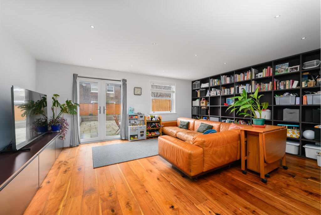 Main image of property: Lockesfield Place, London, E14