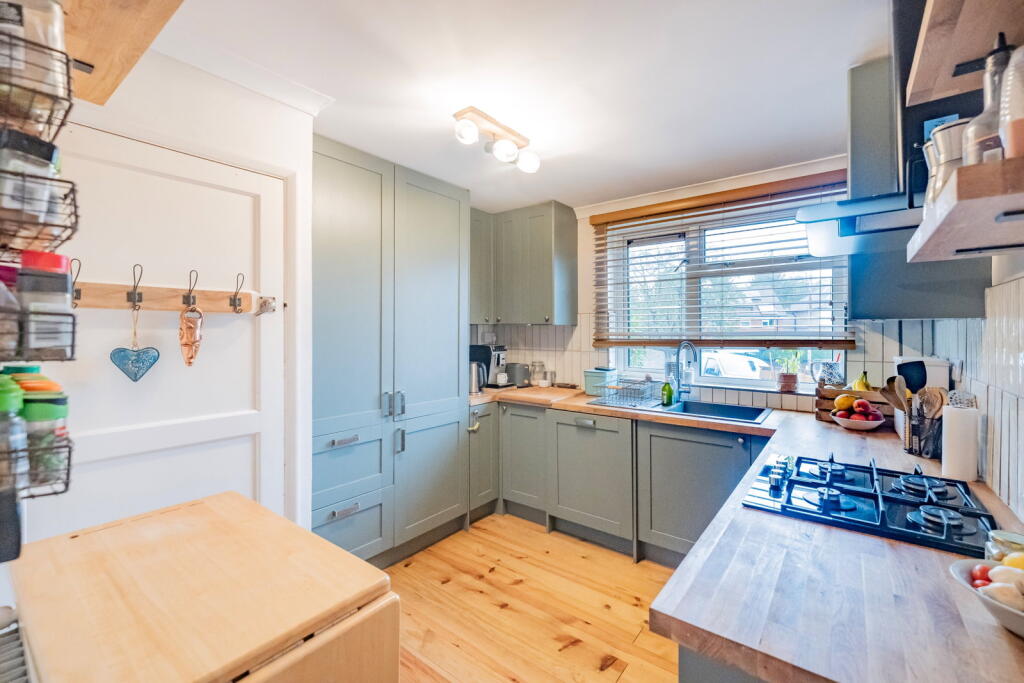 House in Tunbridge Wells, Pembury - More