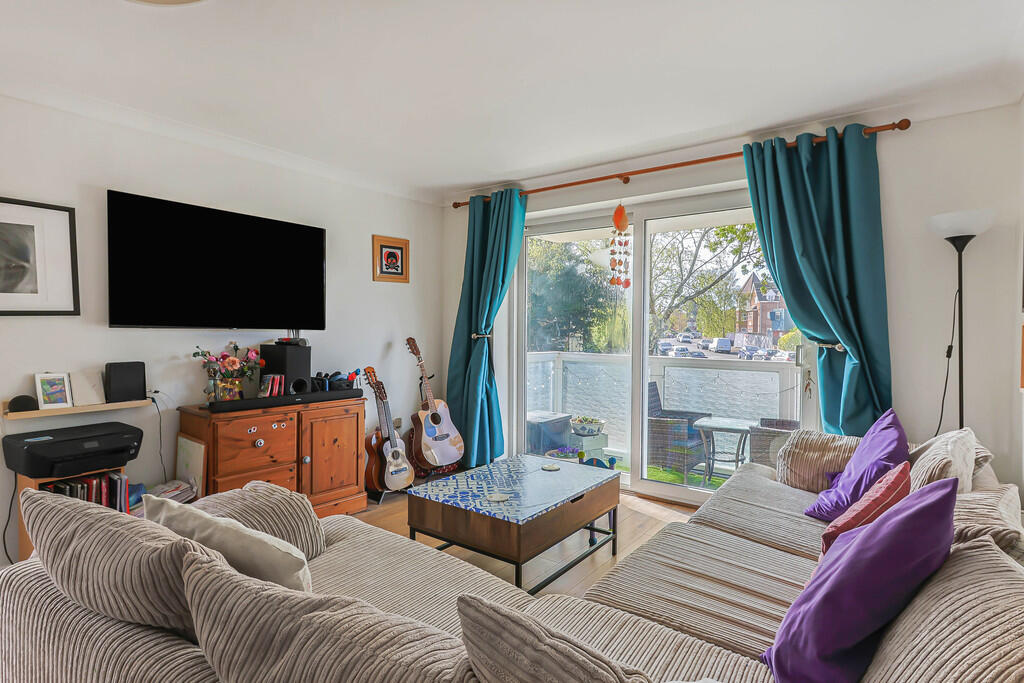 Apartment in Christchurch, Southbourne, Bournemouth - View 3
