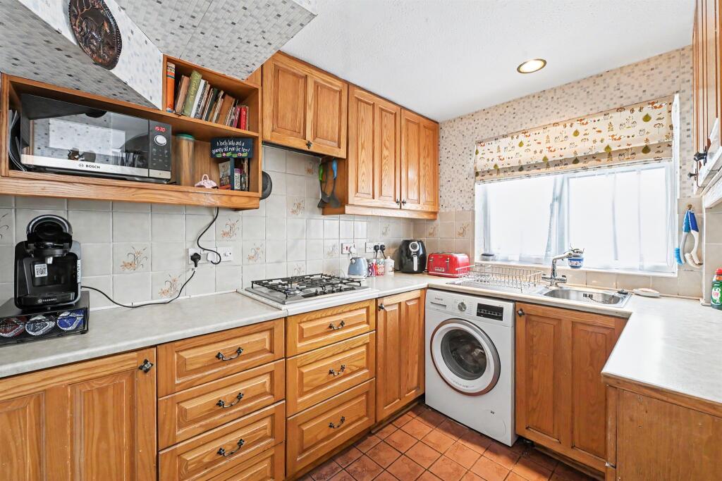 House in Luton, Pitstone - More