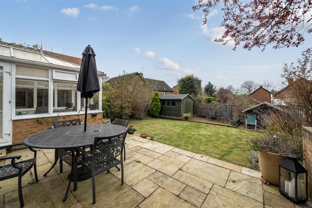 Ryves Avenue, Yateley, Hampshire photo 4