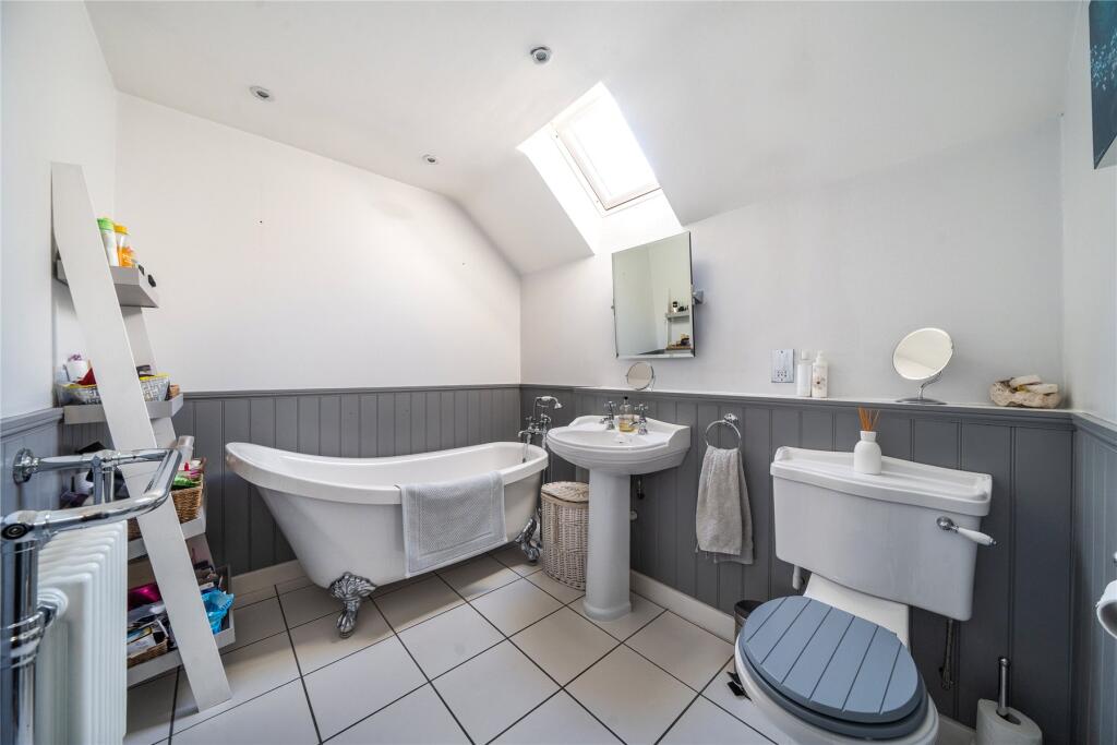 Vicarage Lane, Laleham, Surrey, TW18 photo 3