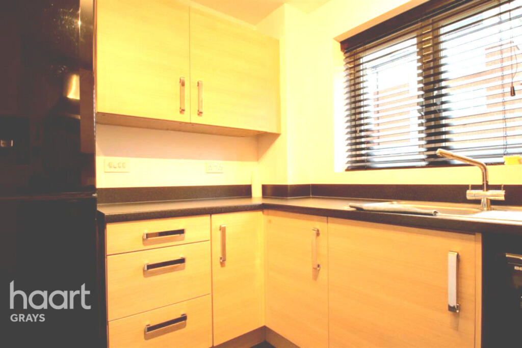 Apartment in Romford - More