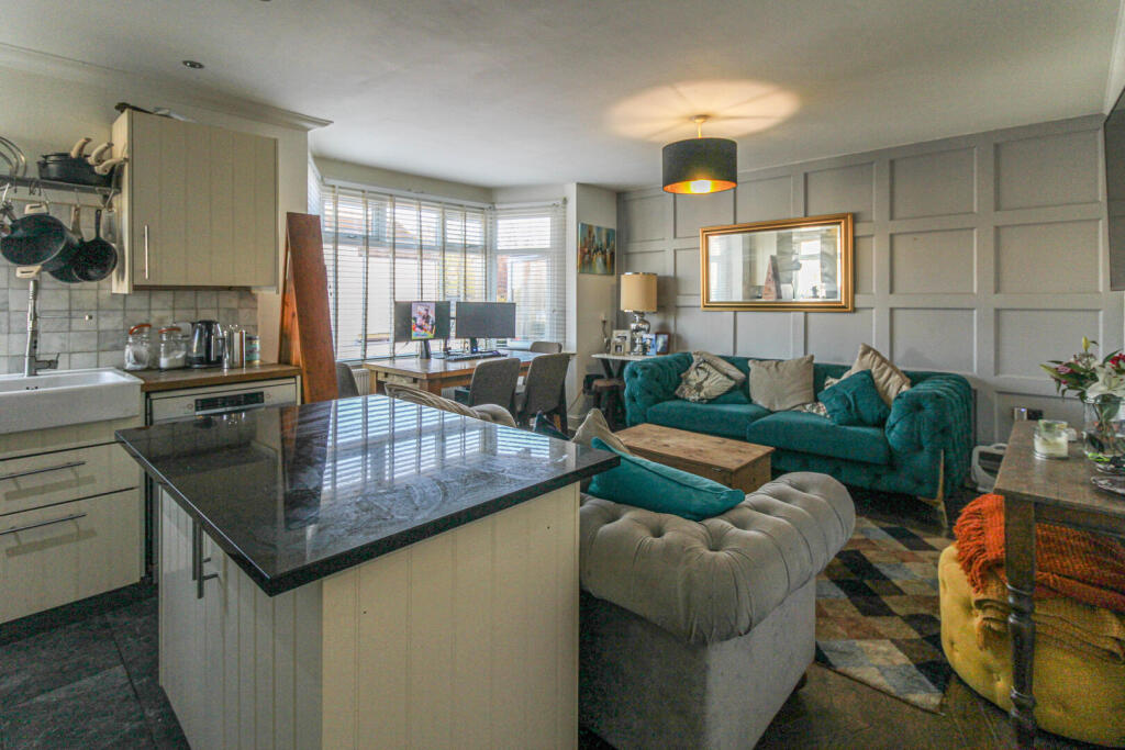 3-bed house on Glendale Gardens, Leigh-On-Sea, £300,000