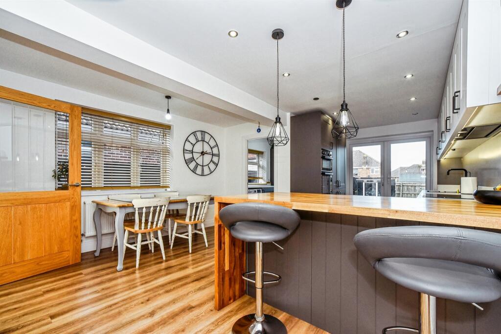 House in Swindon, Lakeside, Lawn - View 4