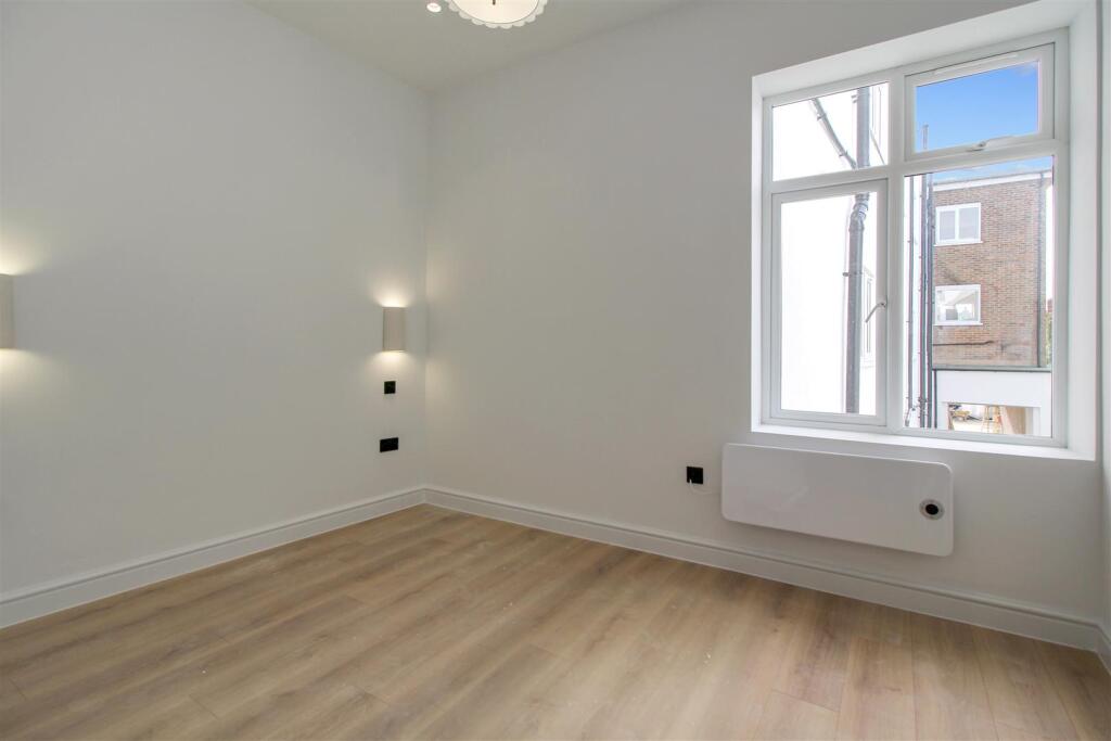 Apartment in Northampton - More