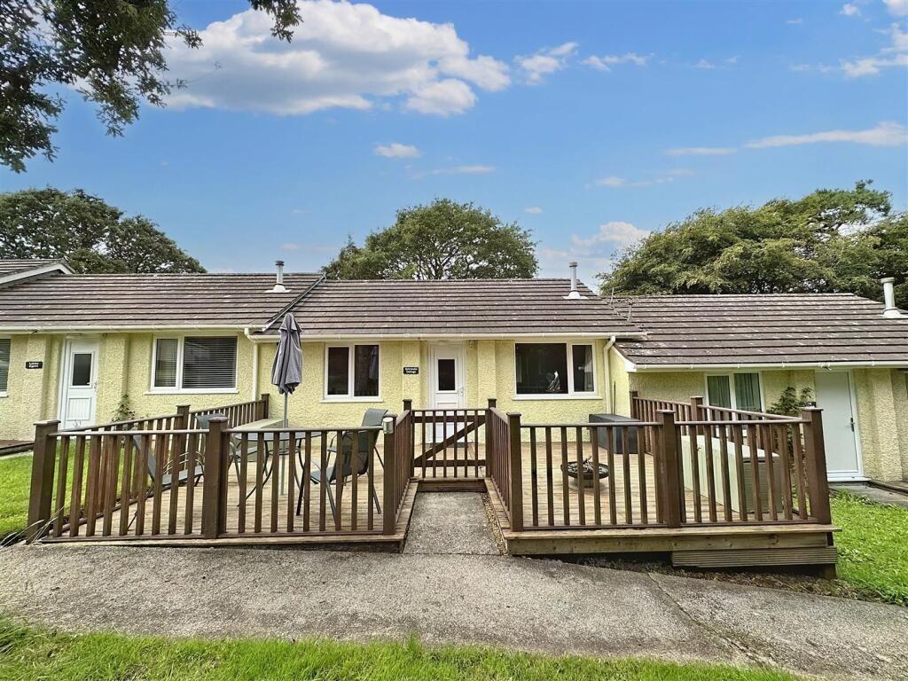 2-bed bungalow on Fantastic bolt hole, Cury Cross Lanes, £120,000